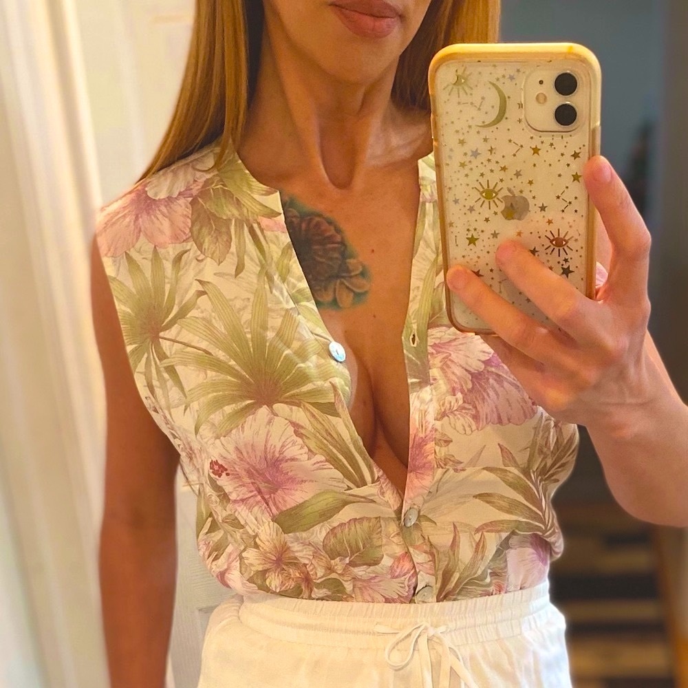 🌺🦜Tropic Vibes 🍹 Hawaiian floral print blouse S/M - Picture 2 of 16